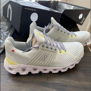 ON CLOUD SWIFT TENNIS SHOES